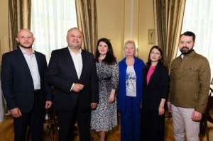 «Торжественная наградная церемония в честь Дня соцработникам прошла в Екатерининском парке».