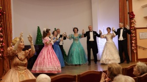На «Бал 19 века» пригласил отдыхающих пансионата ансамбль исторического танца «Полонез», которым руководит Алла Жданова КЦ «Онежский». 