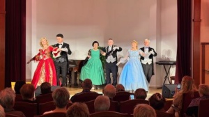 26.10.26г. На «Бал 19 века» пригласил отдыхающих пансионата студия исторических бальных танцев «Зеленоградский бал», которым руководит Виталий Митин .